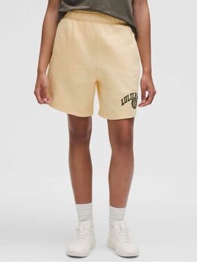 Lululemon Scuba Mid-Rise Oversized Short 7" *Graphic
In Butter Cream